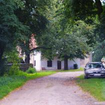 Widok na gorzelnię i miejsce pozostawienia aut